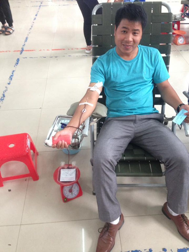 Anh Bùi Trọng Loan đang hiến máu tình nguyện. 