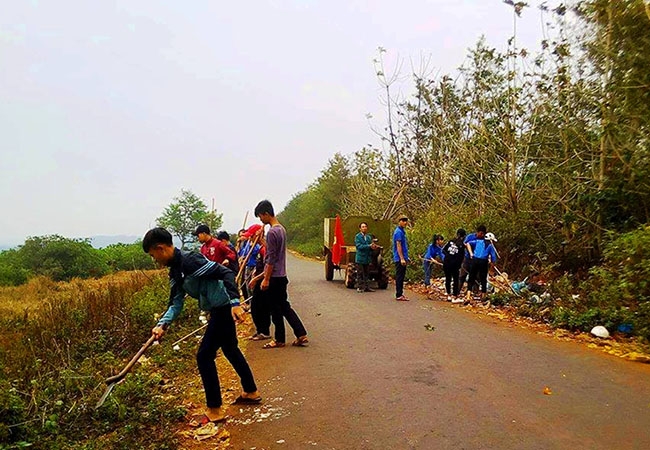 Đoàn viên thanh niên tham gia dọn vệ sinh các trục đường chính của xã Cư Pơng. 