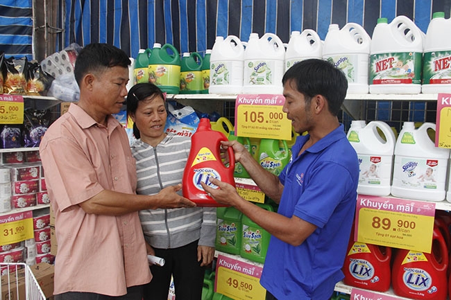 Hoạt động tư vấn tiêu dùng sản phẩm tại phiên chợ hàng Việt.  