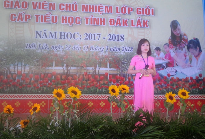 Cô giáo Ánh Dương trình bày câu chuyện kể tại hội thi.  