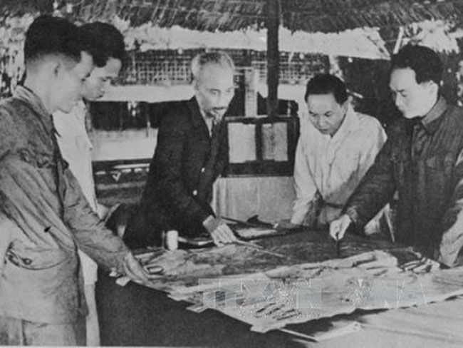 Tháng 12-1953, Trung ương Đảng và Chủ tịch Hồ Chí Minh quyết định mở màn trận chiến lược với quyết tâm tiêu diệt Tập đoàn cứ điểm của Pháp tại Điện Biên Phủ.  (Ảnh tư liệu TTXVN)