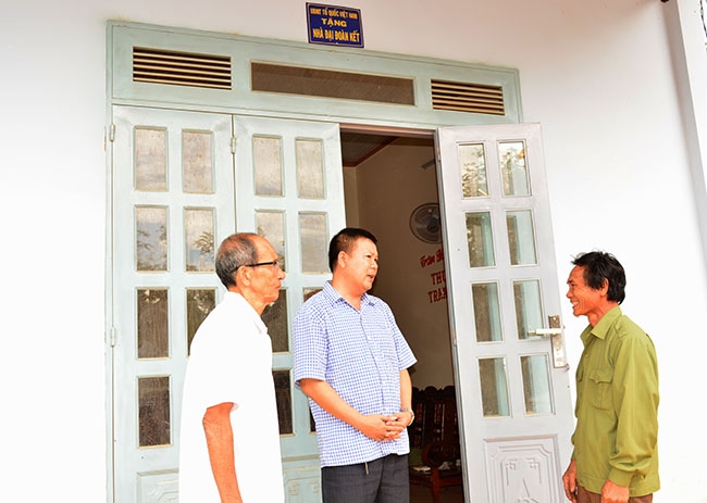 Lãnh đạo  Ủy ban MTTQ Việt Nam huyện thăm hỏi,  động viên  gia đình anh Phạm Văn Thản. 