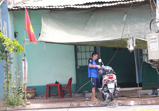 Một điểm rửa xe tự phát xả nước thải ra đường phố tại ngã ba Đinh Tiên Hoàng và Tán Thuật.