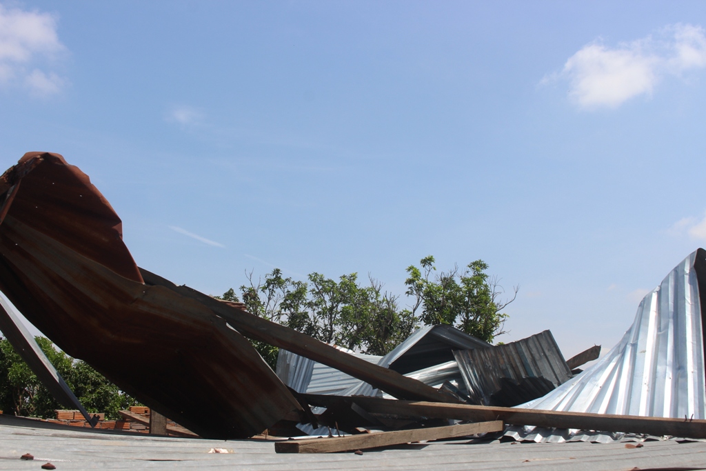 Một ngôi nhà trên địa bàn thị trấn Ea Súp hư hỏng nặng nề sau trận lốc xoáy