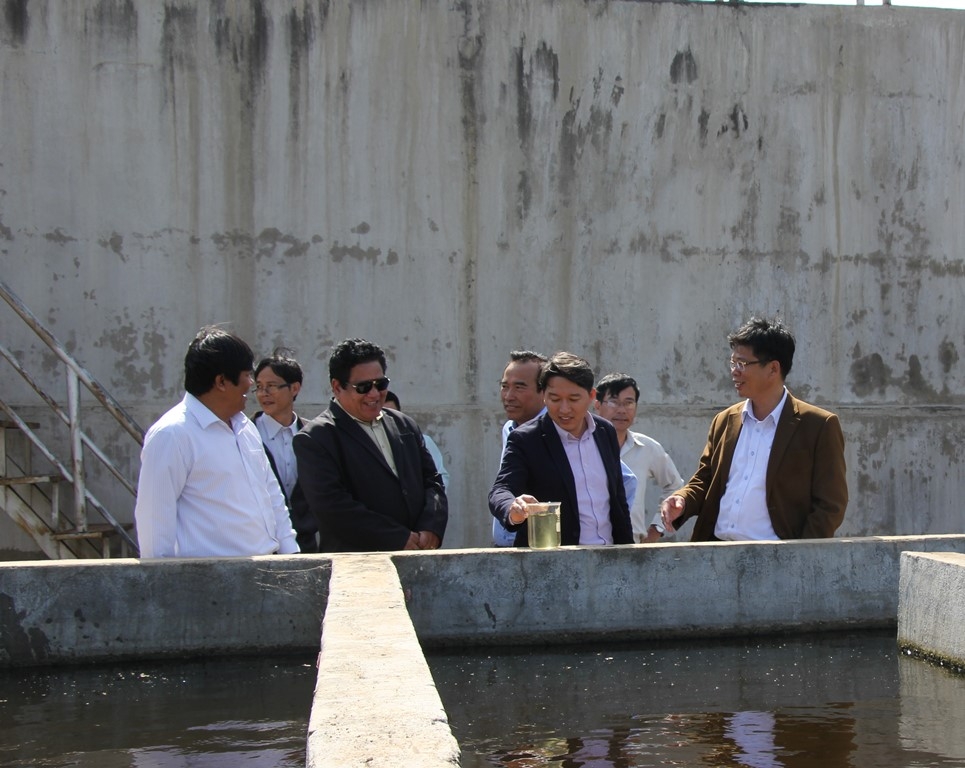 Phó Chủ tịch Thường trực UBND tỉnh Nguyễn Hải Ninh và đại diện các sở, ngành kiểm tra hạ tầng xử lý nước thải Khu công nghiệp Hòa Phú