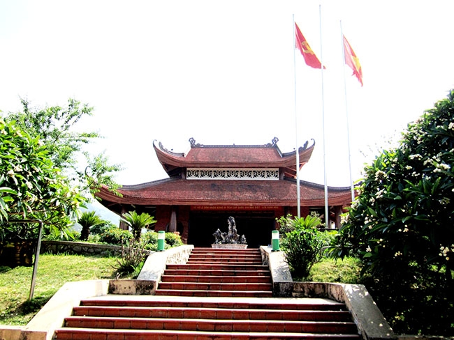 Đền thờ Bác Hồ trên đỉnh đèo De ở ATK Định Hóa.