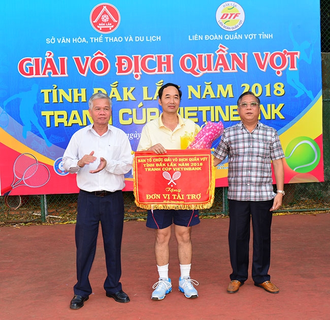 Ban tổ chức giải trao tặng  Cờ lưu niệm  cho đơn vị  tài trợ Giải  vô địch Quần vợt tỉnh năm 2018. 