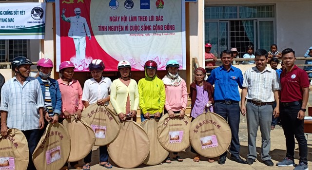 Đại diện Hội LHTN Việt Nam huyện Krông Bông trao quà tặng người dân tại xã Yang Mao.