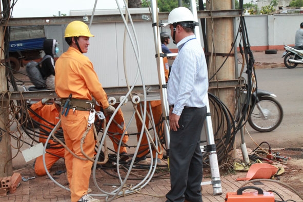 Cán bộ  Công ty Điện lực  Đắk Lắk trao đổi hoạt động chuyên môn với  công nhân lao động trực tiếp. 