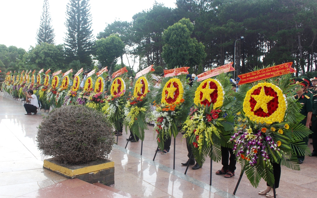 Các đoàn đại biểu chuẩn bị vòng hoa tươi thắm tưởng niệm các anh hùng liệt sỹ
