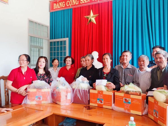 Các cấp, ngành huyện Krông Pắc tặng quà cho gia đình nạn nhân chất độc da cam tại xã Ea Kly.   