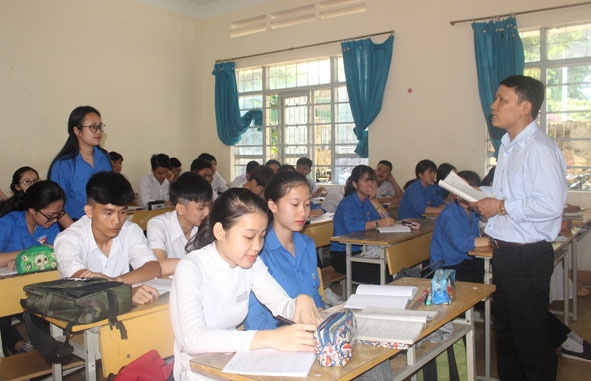 Phó Hiệu trưởng Trường THPT Hồng Đức Nguyễn Văn Hùng trực tiếp ôn tập môn Văn  cho học sinh lớp 12A15.   