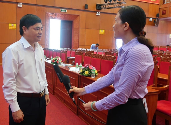 Phó Bí thư Thường trực  Tỉnh ủy  Phạm Minh Tấn trả lời phỏng vấn PV Báo Đắk Lắk về thực hiện Chỉ thị 05-CT/TW. 