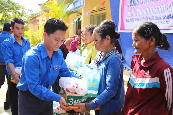 Phó Bí thư Tỉnh Đoàn Võ Văn Dũng trao quà tặng người dân xã Dang Kang (huyện Krông Bông) .
