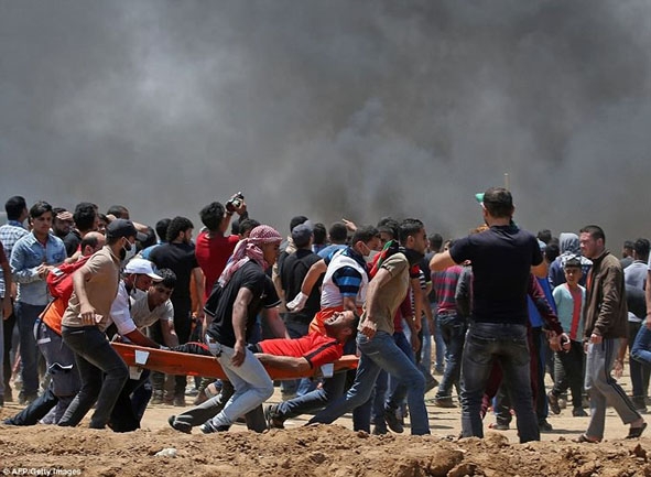 Chuyển người biểu tình Palestine bị thương sau các cuộc đụng độ với binh sĩ Israel tại khu vực biên giới Dải Gaza. (Ảnh: THX/TTXVN)