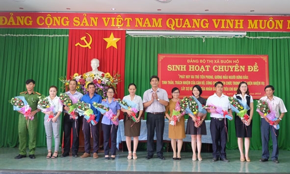 Đồng chí Y Vinh Tơr, Bí thư Thị ủy tặng hoa biểu dương các tấm gương điển hình, tiên tiến, gương mẫu  trong công việc và cuộc sống gia đình tại buổi sinh hoạt chuyên đề học tập và làm theo tấm gương, đạo đức,  phong cách Hồ Chí Minh.   