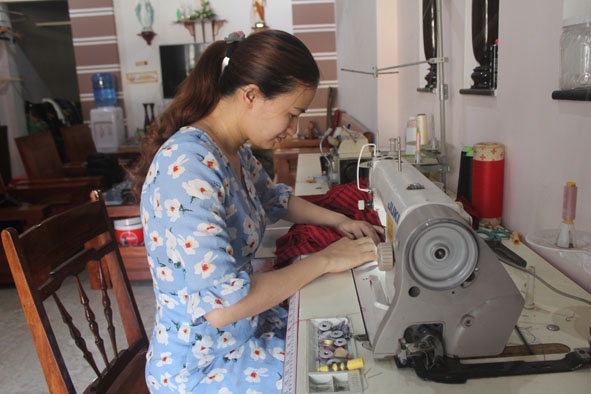 Chị Ngô Thùy Khánh Diệu với nhiều sản phẩm chất lượng, đẹp được nhiều chủ cửa hàng thời trang đánh giá cao.