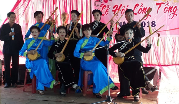 Biểu diễn hát then, đàn tính trong lễ hội Lồng Tồng 2018 tại xã Cư M’gar (huyện Cư M’gar).   