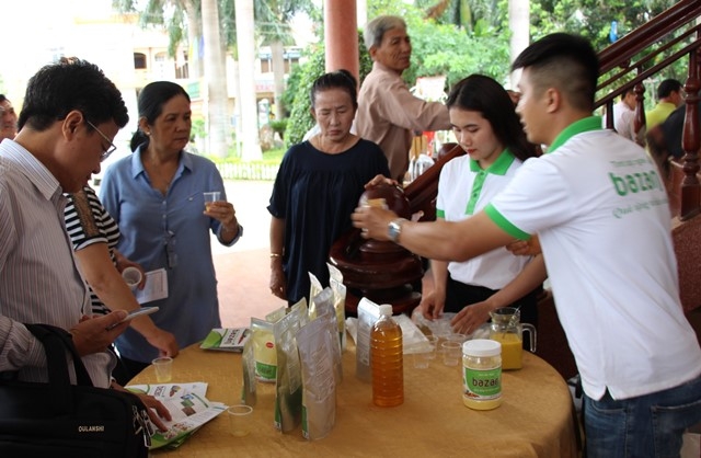 Các đại biểu tham quan, thưởng thức các sản phẩm đặc sản của Đắk Lắk bên thềm Hội nghị