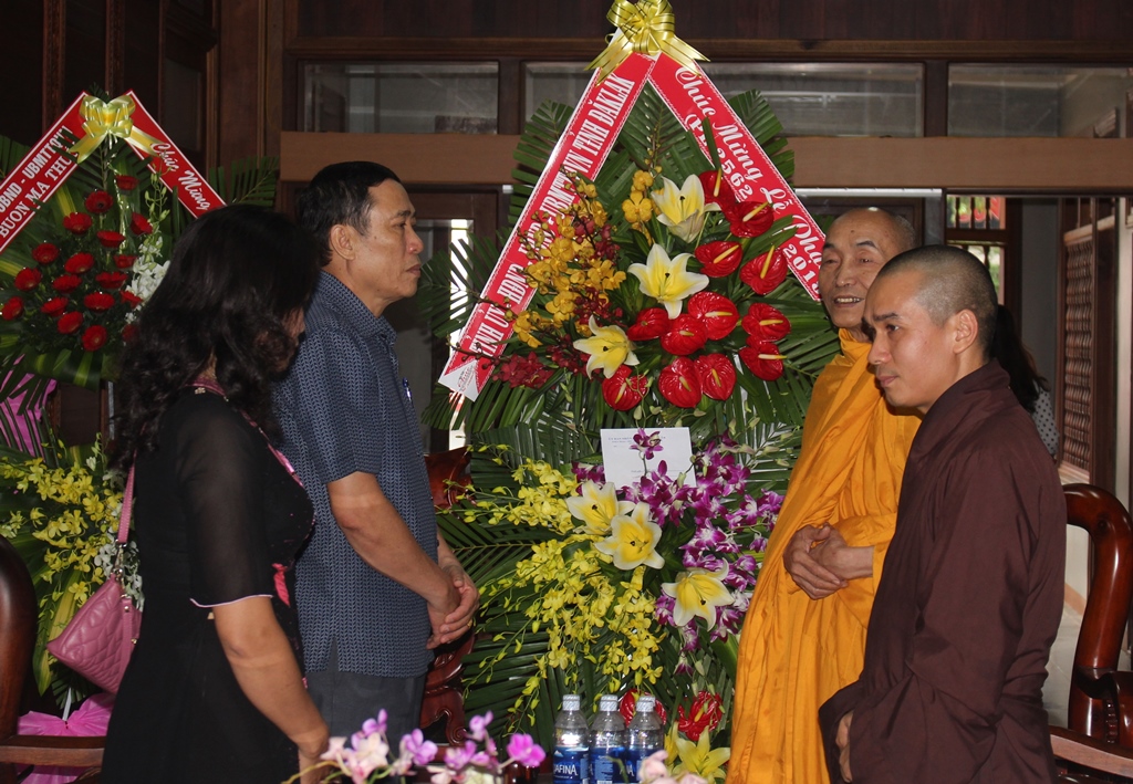 Phó Chủ tịch UBND tỉnh Võ Văn Cảnh thăm hỏi, chúc mừng Ban Trị sự Giáo hội Phật giáo Việt Nam tỉnh. Ảnh: V.Anh