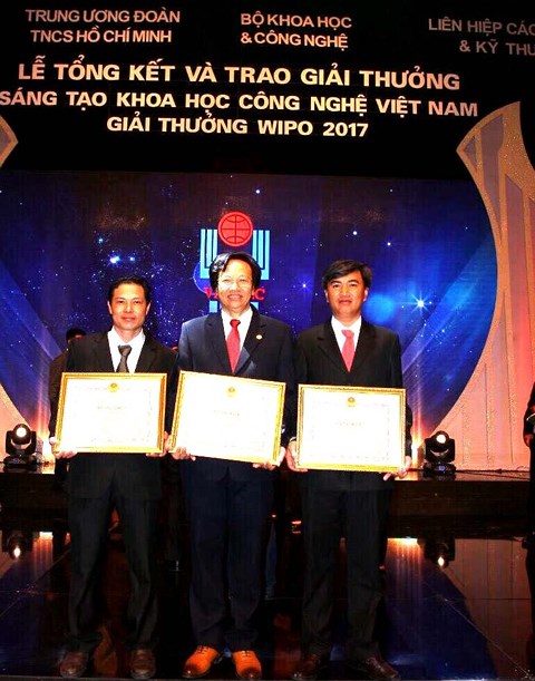 Ông Long (ở giữa) cùng các cộng sự vinh dự nhận giải thưởng tại cuộc thi Sáng tạo Khoa học Công nghệ Việt Nam