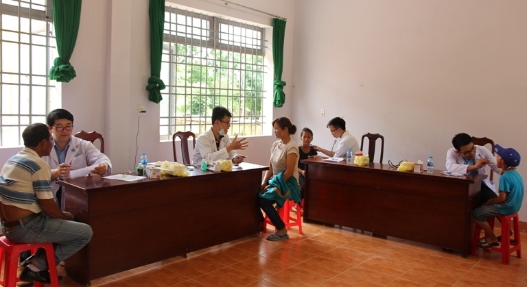 Các y, bác sỹ của Bệnh viện Đại học Y Dược TP. Hồ Chí Minh khám bệnh cho các học sinh, người dân xã Krông Na, huyện Buôn Đôn.