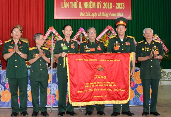 Trung ương Hội trao cờ “Đơn vị thi đua xuất sắc, tiêu biểu” tặng Hội Truyền thống Trường Sơn – đường Hồ Chí Minh tỉnh. 