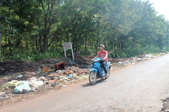 Rác thải sinh hoạt vứt tràn lên trên tuyến đường liên xã Quảng Tiến – Ea M’nang (huyện Cư M’gar). 
