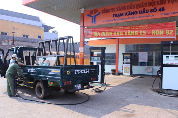Bán xăng E5 tại Trạm xăng dầu số 48 đường Nguyễn Lương Bằng, TP. Buôn Ma Thuột. 