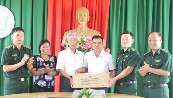 Bộ đội Biên phòng tỉnh  trao sách tặng Trường Tiểu học Nguyễn Đình Chiểu. 