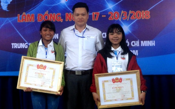 Thầy Nông Thiêm Thuật cùng hai học sinh đoạt giải Nhì tại Cuộc thi Khoa học kỹ thuật cấp Quốc gia học sinh trung học năm 2017-2018.  
