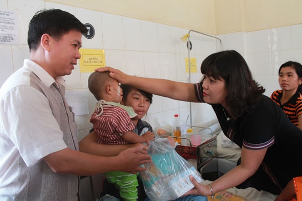 Phó Chủ tịch UBND tỉnh H’Yim Kđoh thăm hỏi, tặng quà cho trẻ em sau khi được hỗ trợ phẫu thuật sứt môi, hở hàm ếch.    