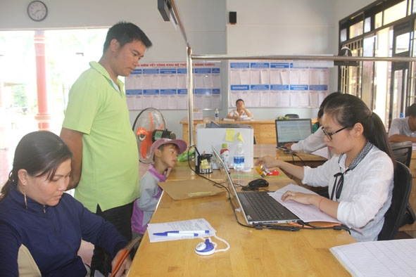 Cán bộ Bộ phận tiếp nhận và trả kết quảcủa UBND huyện Krông Năng giải quyết thủ tục hành chính cho người dân.