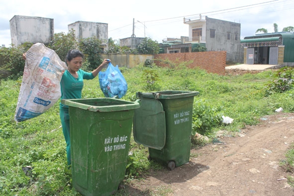 Người dân xã Tân Hòa (huyện Buôn  Đôn) , sinh sống gần  khu vực chợ trung tâm huyện Buôn Đôn đã biết bỏ rác đúng nơi quy định.