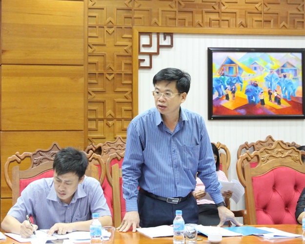 Chánh văn phòng UBND tỉnh Bùi Hồng Quý đóng góp ý kiến tại phiên họp. 