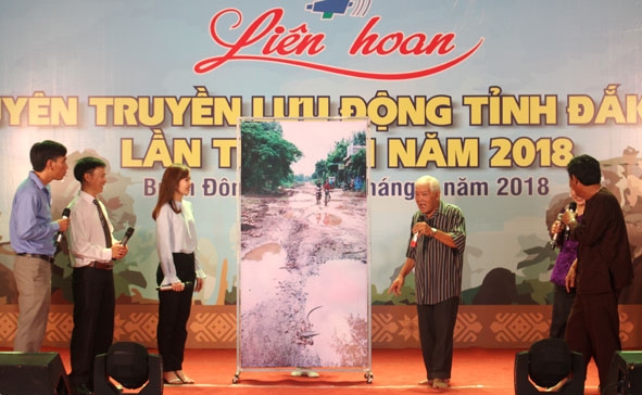Phần thi của đội tuyên truyền lưu động huyện M’Đrắk. 