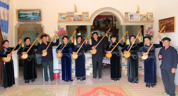 Một buổi tập luyện của CLB đàn tính - hát then thôn Ea Chiêu, xã Ea Tân.  