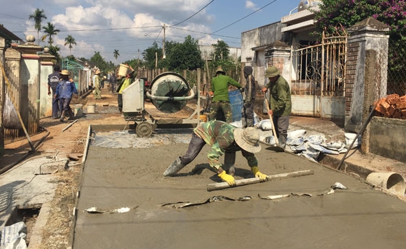 Các hội viên nông dân thôn An Phú tham gia đổ bê tông một tuyến đường trong thôn. 