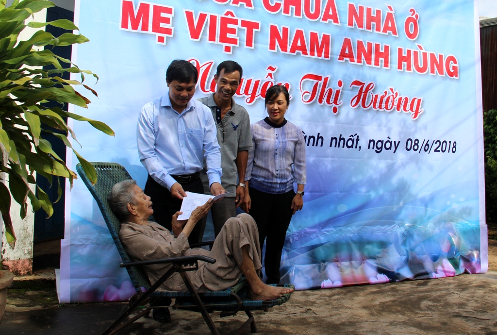 Lãnh đạo phường Thành Nhất trao quyết định hỗ trợ sửa chữa nhà cho Mẹ Nguyễn Thị Hường
