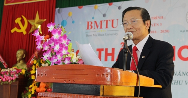 Giáo sư, tiến sĩ Đặng Tuấn Đạt, Hiệu trưởng Trường Đại học  Buôn Ma Thuột phát biểu tại Hội thảo.
