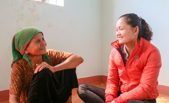 Bà H’Đrang Niê chia sẻ niềm vui được ở trong căn nhà mới với cán bộ Tuyên giáo xã Tân Lập (huyện Krông Búk). 
