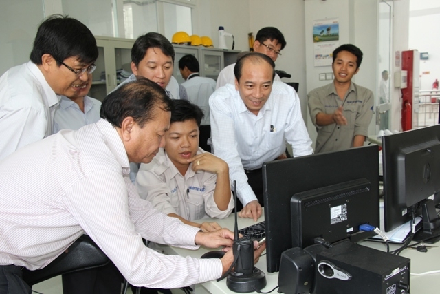 Chủ tịch UBND tỉnh Phạm Ngọc Nghị và đoàn công tác của tỉnh thăm khu điều khiển vận hành phát điện tại Nhà máy thủy điện Hòa Phú 