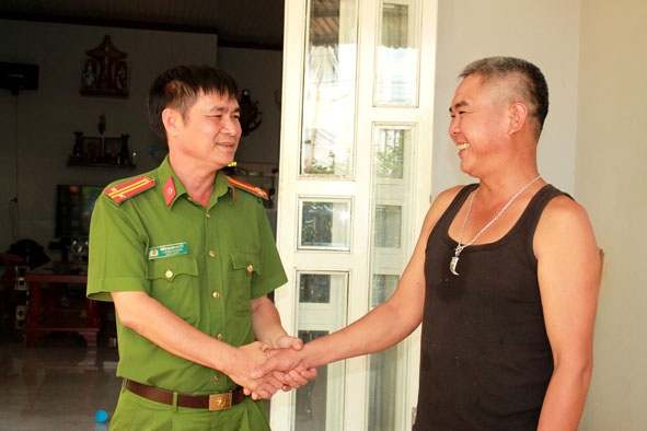 Trung tá Trần Quang Quyết gặp gỡ, trò chuyện với người dân buôn M'Duk (phường Ea Tam, TP. Buôn Ma Thuột) về tình hình an ninh trật tự.