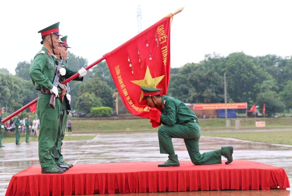 Đại diện chiến sĩ mới tuyên thệ trước Quân kỳ.  Ảnh: T.Hùng
