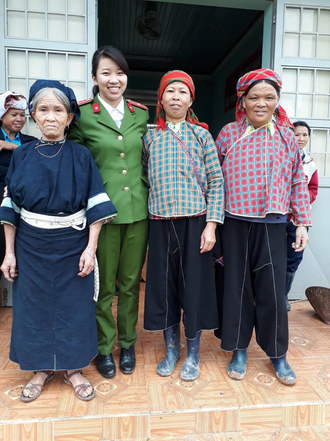 Chị Đinh Thị Quý (thứ hai, từ trái sang) và người dân xã Cư Prông (huyện Ea Kar)  trong một lần tham gia cấp phát CMND lưu động tại địa phương.