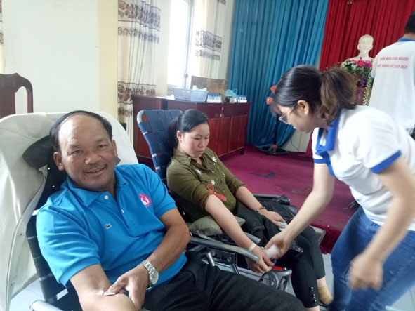 Ông Nguyễn Văn Sỹ, Chủ tịch Hội Nông dân xã Cư Mta trong một lần tham gia hiến máu tình nguyện. 