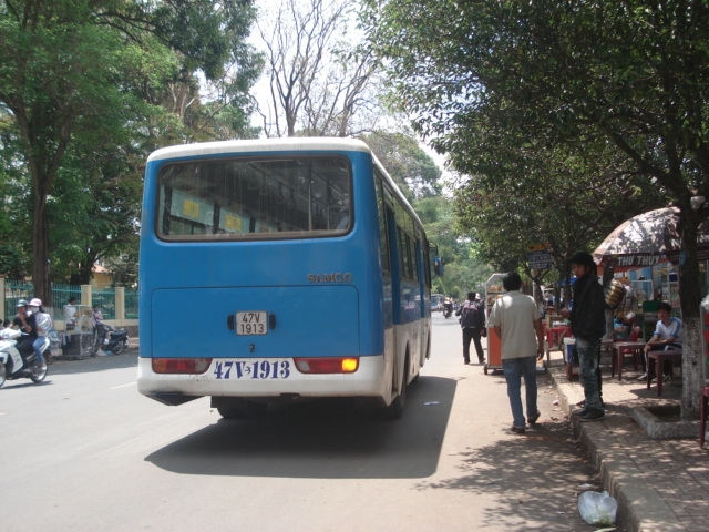 Xe buýt là phương tiện giao thông công cộng được đông đảo người dân lựa chọn. Ảnh: Hoàng Tuyết
