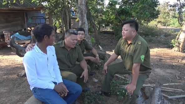 Anh Lê Viết Ngọ (thứ hai từ trái sang) và thành viên Ban Công an xã Cư Bông đến thăm gia đình anh Y Blíp Êban. 