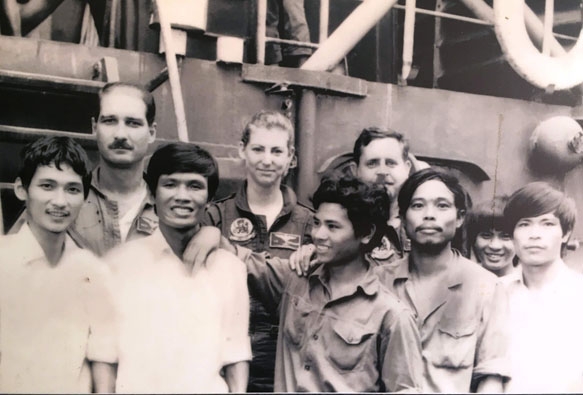 Ba phi công Mỹ (đứng hàng phía sau) được bộ đội Tàu 11 cứu sống 30 năm trước tại đảo Đá Lớn, Trường Sa.   (Ảnh tư liệu)