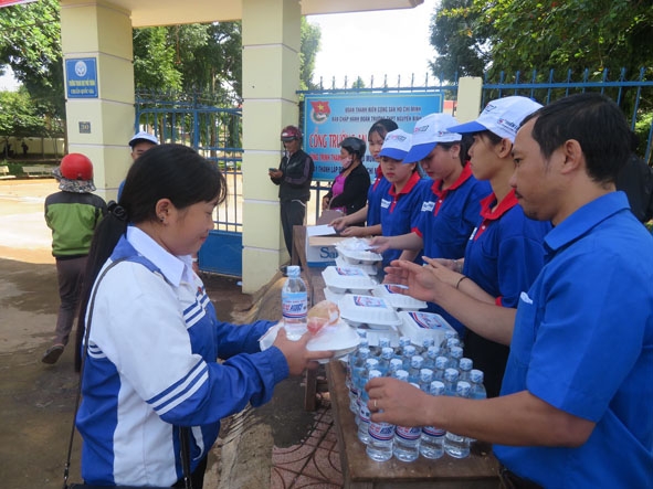 Những suất cơm và nước uống miễn phí trao cho sĩ tử trước điểm thi Trường THPT Nguyễn Bỉnh Khiêm  (xã Ea Yông, huyện Krông Pắc).   